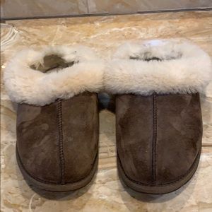 Ugg tan cozy slippers size 7.